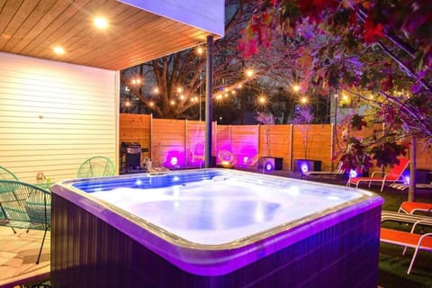 Hot Tub Club - Rainey Street - 6 min walk House in Austin