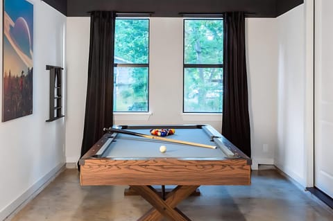 Billiard, Game Room