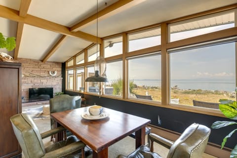Point Roberts Cottage with Ocean Views and Hot Tub! Casa in Point Roberts