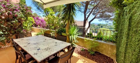 Patio, Natural landscape, Garden, View (from property/room), Balcony/Terrace, Dining area, Garden view, Sea view