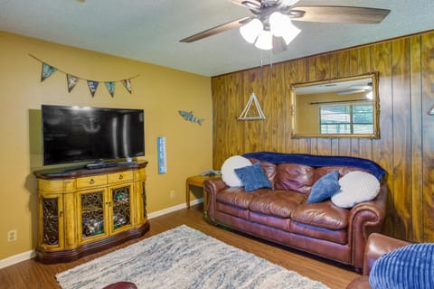 Pet-Friendly Cartwright Home with Private Backyard! Haus in Lake Texoma