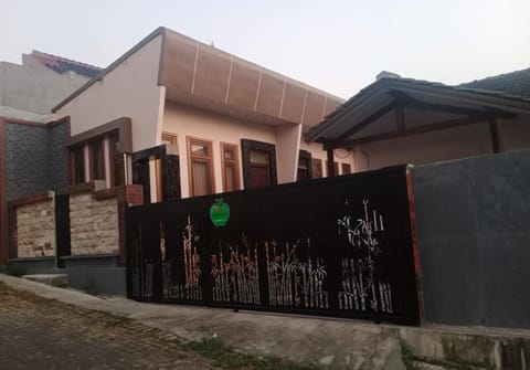 Samawa Homestay syariah Batu House in Batu