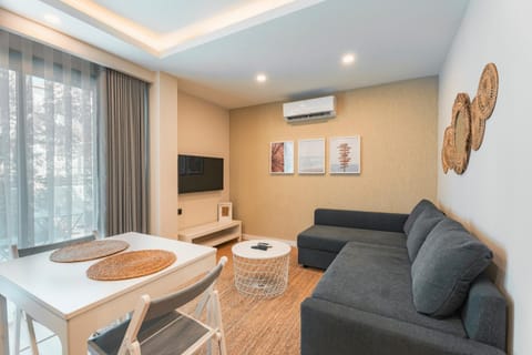 Communal lounge/ TV room, TV and multimedia, Living room, Seating area, air conditioner