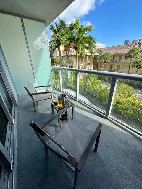 Water View Building With Pool - 5-Min Walk To The Beach - Cozy Studios Apartment hotel in Hallandale Beach