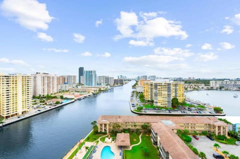 Water View Building With Pool - 5-Min Walk To The Beach - Cozy Studios Apartment hotel in Hallandale Beach