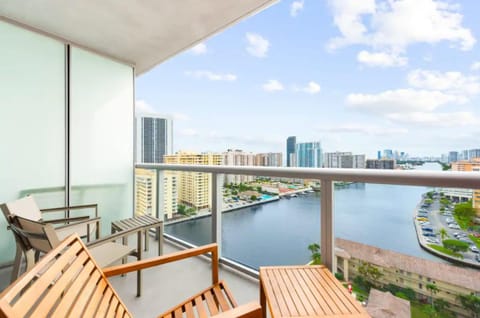 Water View Building With Pool - 5-Min Walk To The Beach - Cozy Studios Apartment hotel in Hallandale Beach