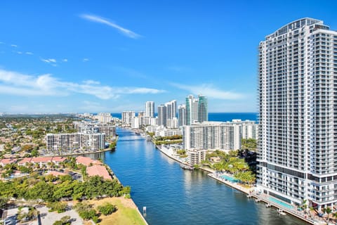 Property building, Nearby landmark, Day, Natural landscape, Bird's eye view, City view, Sea view