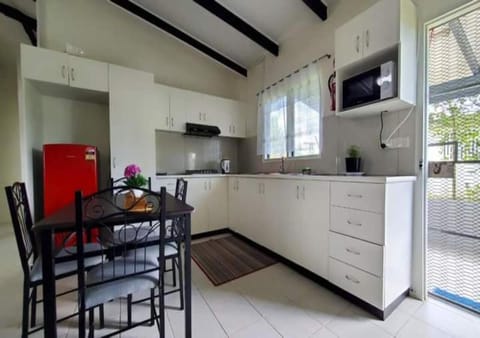 Kitchen or kitchenette, Dining area, minibar