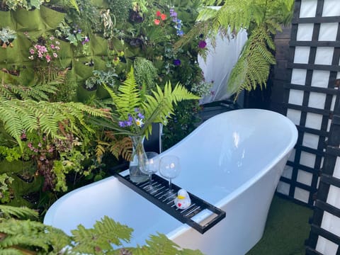 Mini Love Island style guest house includes personal hot 24 hour swimming pool, outdoor bathtub, heated dining dome and fire pit, all this is secretly located in the busy suburbs of Nottingham Bed and Breakfast in Nottingham