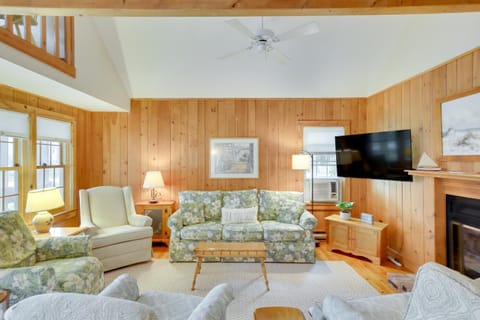 Kennebunkport Getaway with Grill Walk to Beach! Haus in Goose Rocks Beach