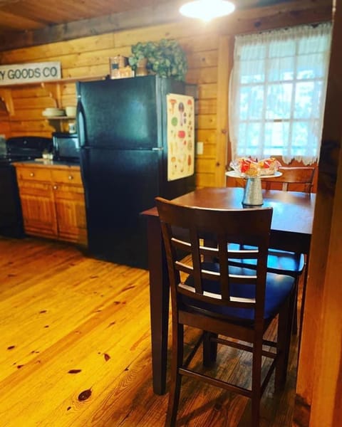Cozy Cabin at Bear Mountain Log Cabins Chalet in Carroll County