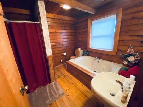 Cozy Cabin at Bear Mountain Log Cabins Chalé in Carroll County