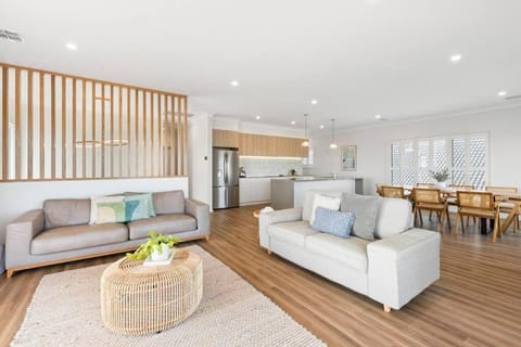 The Point- Views, Luxury, Brand new, Sleeps 10 Chalet in Point Lonsdale