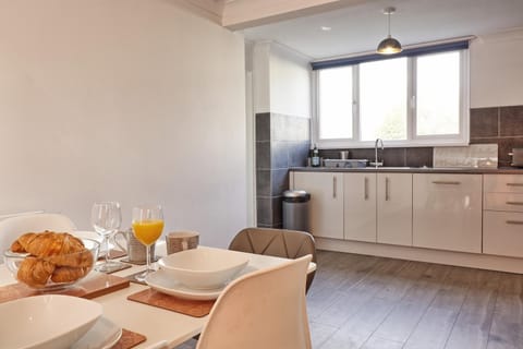 Newly Refurbished 3BR House Basildon, Garden, Netflix & Trisport Table House in Basildon