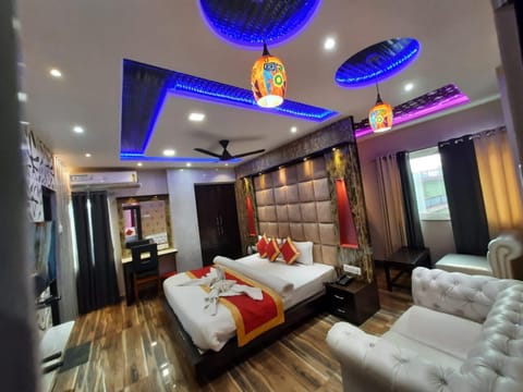 Bed, TV and multimedia, Seating area, Bedroom, fireplace, air conditioner