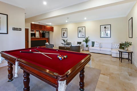 Billiard, Lounge or bar, Pool view, Area and facilities, oven