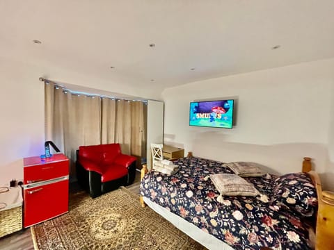 Bed, TV and multimedia, Bedroom