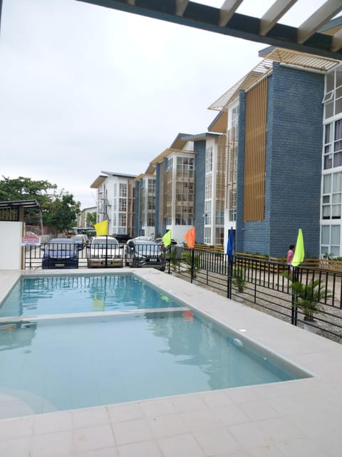 Fully Furnished Staycation - Neflix, Pool,Can cook near Mactan Airport Condominio in Lapu-Lapu City
