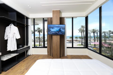 Communal lounge/ TV room, Bed, TV and multimedia, Bedroom, Sea view, towels