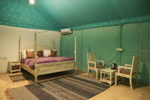 Bed, Photo of the whole room, Seating area, Bedroom, air conditioner