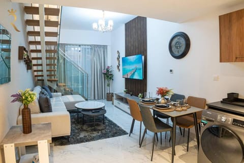 Communal lounge/ TV room, TV and multimedia, Kitchen or kitchenette, Living room, Seating area, Dining area, Evening entertainment