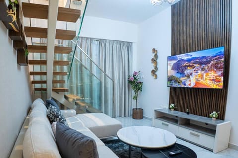 Communal lounge/ TV room, TV and multimedia, Living room, Seating area, Evening entertainment