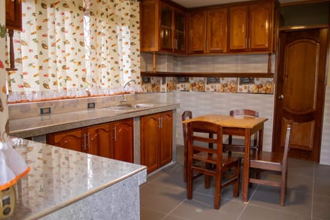 Kitchen or kitchenette, Dining area, dishwasher, minibar, stove