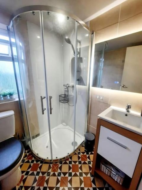 Shower, Toilet