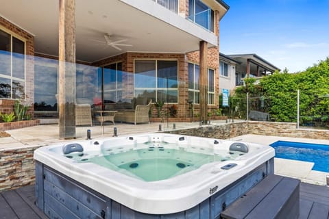 Waterfront Luxury Pool-Spa-Jetty-Pool Table House in Central Coast