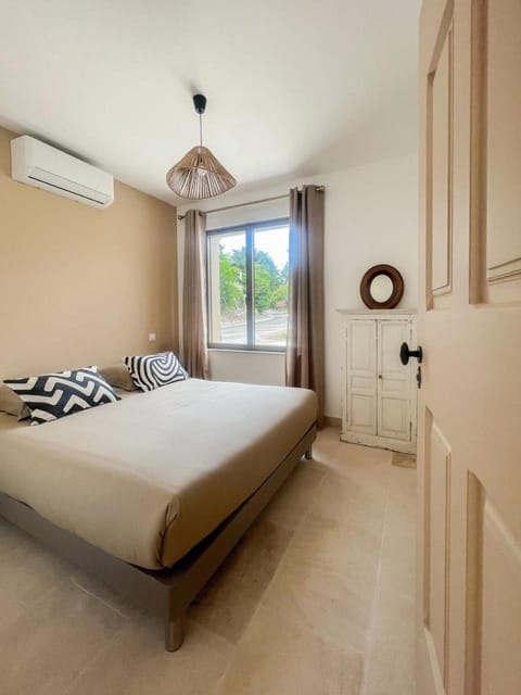 Bed, Photo of the whole room, Bedroom, air conditioner