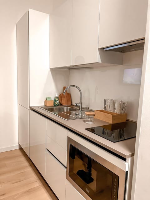 Kitchen or kitchenette, minibar