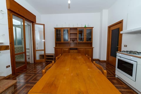 Kitchen or kitchenette, Dining area, oven, stove