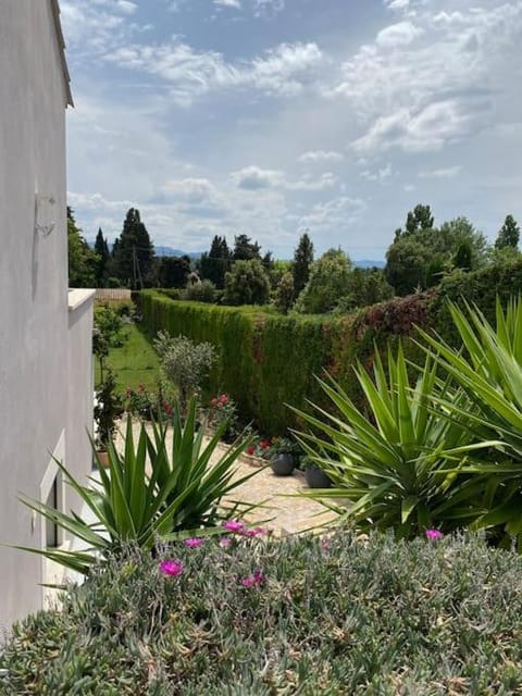 Maison avec ses 2 terrasses et sa piscine House in Saint-Remy-de-Provence