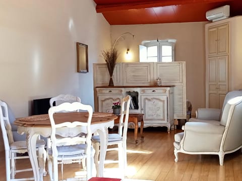 Studio indépendant 1 lit pour 2 personnes climatisé cour et terrasse privative House in Sorgues