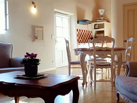 Studio indépendant 1 lit pour 2 personnes climatisé cour et terrasse privative House in Sorgues