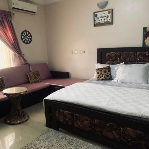 Bed, Darts, Photo of the whole room, Decorative detail, Seating area, Bedroom, air conditioner