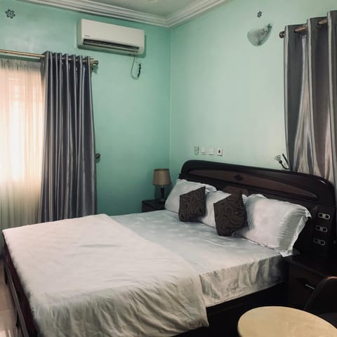 Bed, Photo of the whole room, Bedroom, air conditioner