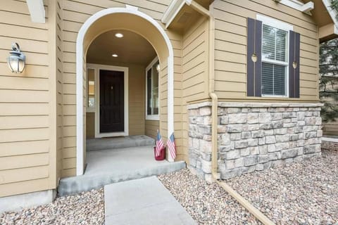 Large home, Fenced in Back Yard, Cathedral Ceiling Casa in Commerce City