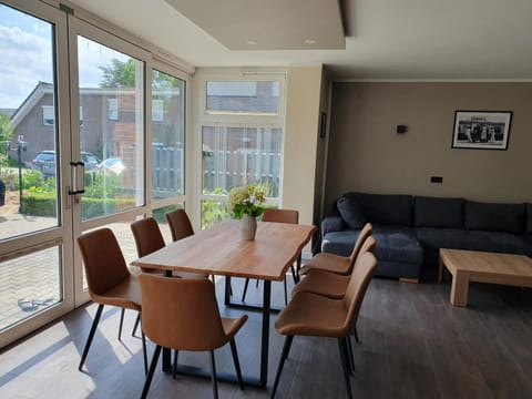 Neumühler Hof Ferienwohnung "Stefan" bietet 4 Schlafzimmer und 4 Bäder , eine Große Badewanne und großer Terrasse zum Garten, kostenfreie Parkmöglichkeiten Condo in Schwerin