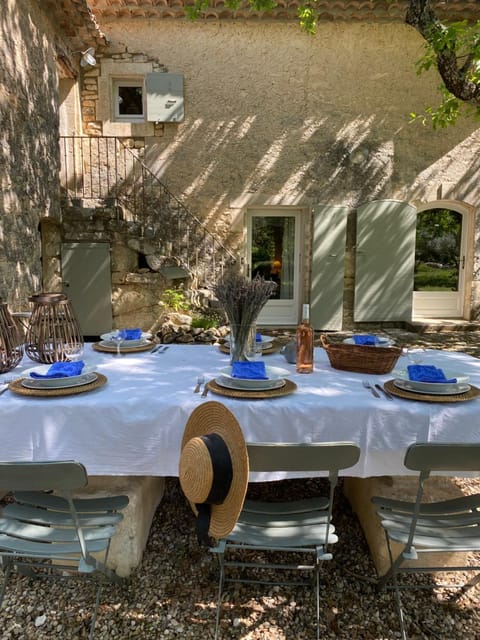 Patio, Day, Dining area