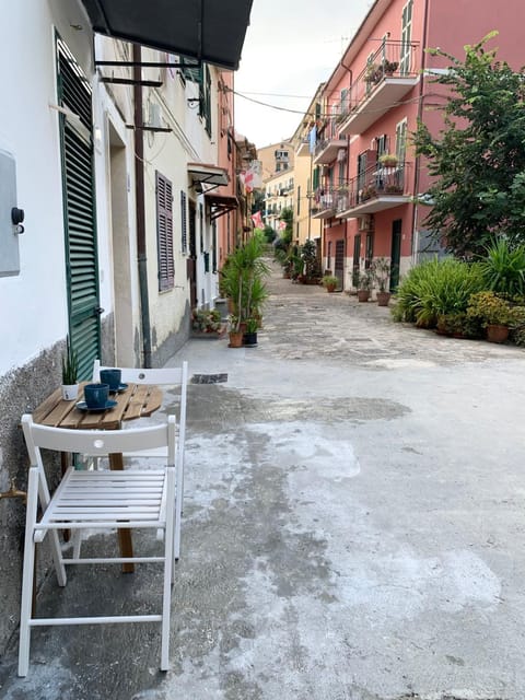 Property building, Neighbourhood, Dining area, Street view