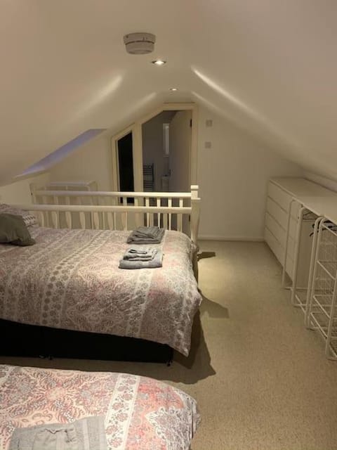 The White House! Beautiful 4 Bed 3 Bath Sleeps 11 Apartment in St Albans