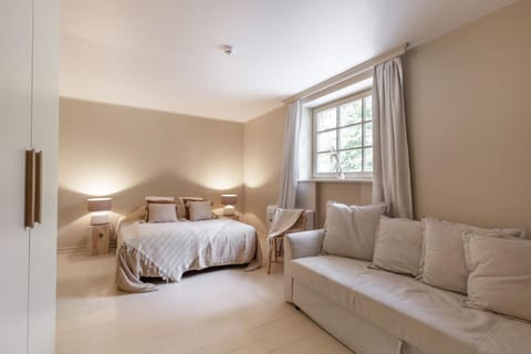 Bed, Living room