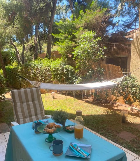 Garden Apartment with BBQ in the Athenian Riviera Wohnung in Vouliagmeni