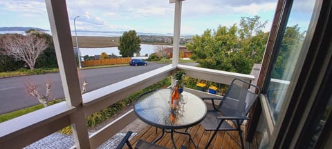 Natural landscape, View (from property/room), Balcony/Terrace, Seating area, City view, Sea view