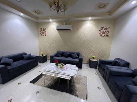 شقةكبيره 4 غرف منها 3 غرف نوم اطلاه مجلس صالة 4-room apartment, including 3 bedrooms, a living room, a sitting room, and a view Condo in Makkah Province