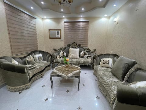 شقةكبيره 4 غرف منها 3 غرف نوم اطلاه مجلس صالة 4-room apartment, including 3 bedrooms, a living room, a sitting room, and a view Condo in Makkah Province