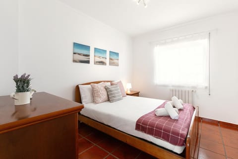 Bed, Photo of the whole room, Decorative detail, Bedroom, towels