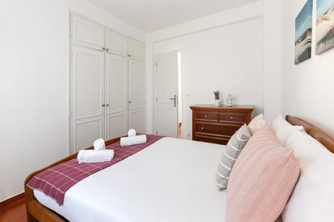 Bed, Photo of the whole room, Decorative detail, Bedroom, towels, wardrobe