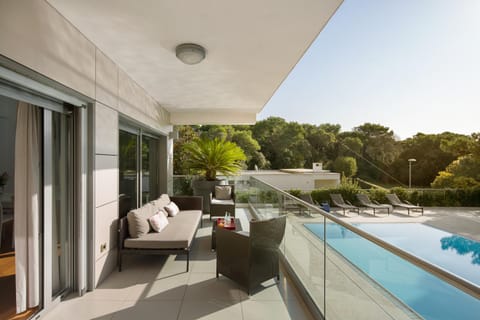 Balcony/Terrace, Pool view, sunbed